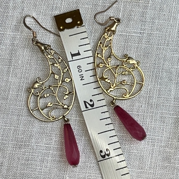 Paisley motif, filigree, dangly earrings in gold with red beads. - Picture 7 of 8